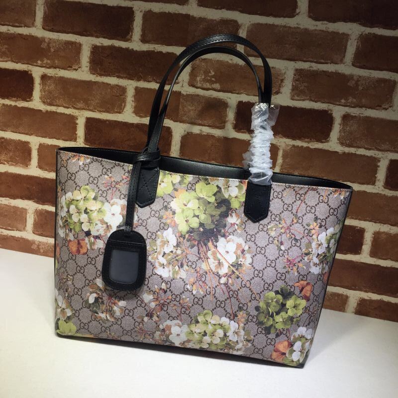 G*u*i shopping bags